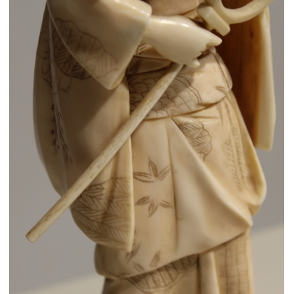 Okimono d'une Geisha tenant un baton