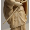 Okimono d'une Geisha tenant un baton