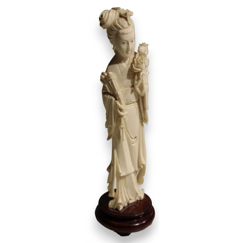 Sculpture d\'une Geisha tenant deux roses