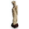 Sculpture d\'une Geisha tenant deux roses