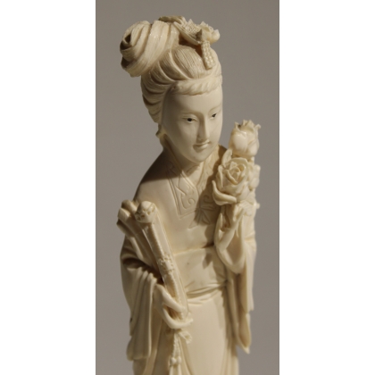 Sculpture d\'une Geisha tenant deux roses