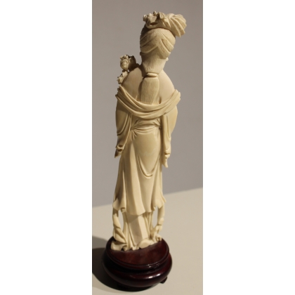 Sculpture d\'une Geisha tenant deux roses
