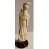 Sculpture d\'une Geisha tenant deux roses