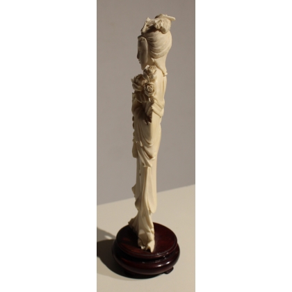Sculpture d\'une Geisha tenant deux roses