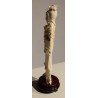 Sculpture d\'une Geisha tenant deux roses