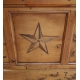 Bahut marqueté à décor d'étoiles daté 1720