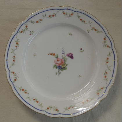 Assiette en porcelaine de Nyon décor roses