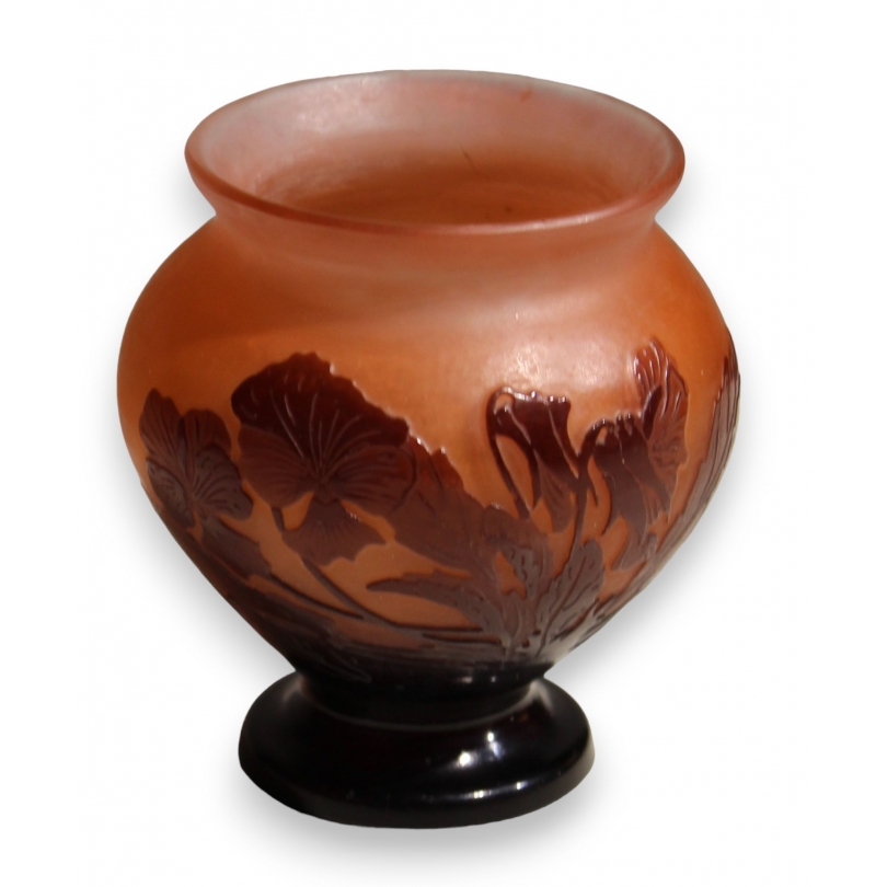 Purple bulb-shaped vase on a pink background, signed GALLÉ