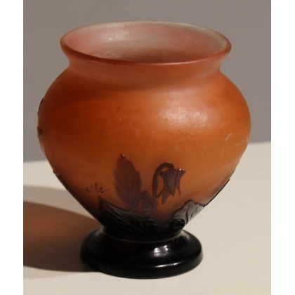 Purple bulb-shaped vase on a pink background, signed GALLÉ