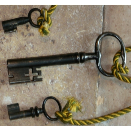 Chest with 2 padlocks. at  Moinat SA  - Antiques and home décor