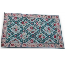 Tapis Arraiolos décor fleurs rose fond turquoise