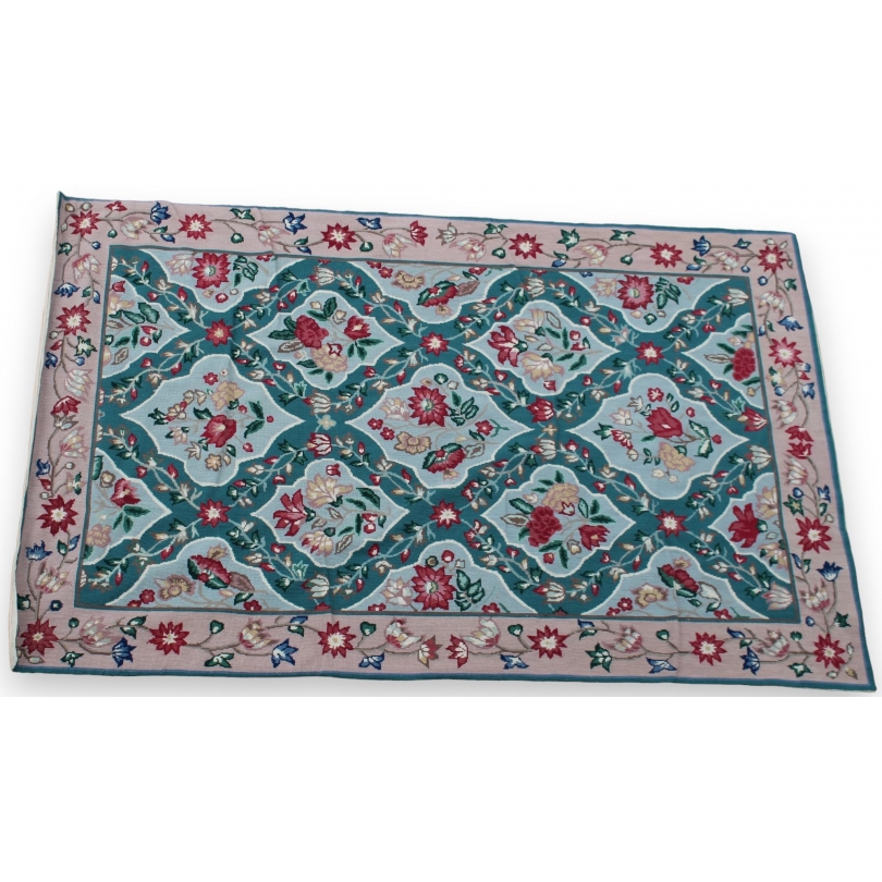 Tapis Arraiolos décor fleurs rose fond turquoise