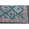 Tapis Arraiolos décor fleurs rose fond turquoise