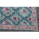 Tapis Arraiolos décor fleurs rose fond turquoise