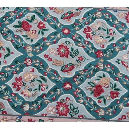 Tapis Arraiolos décor fleurs rose fond turquoise