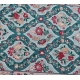 Tapis Arraiolos décor fleurs rose fond turquoise