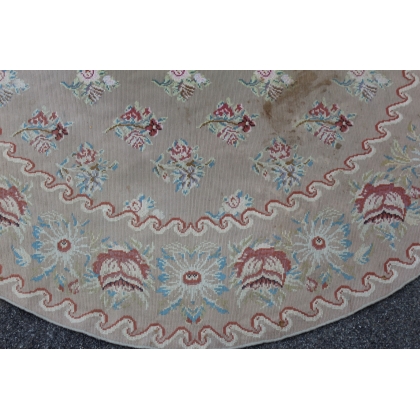 Tapis Arraiolos rond décor fleurs rose fond beige