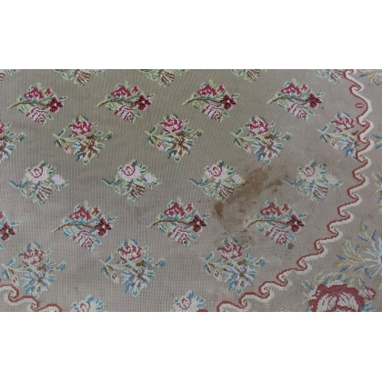 Tapis Arraiolos rond décor fleurs rose fond beige