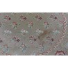 Tapis Arraiolos rond décor fleurs rose fond beige