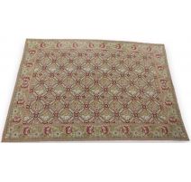 Tapis Arraiolos décor fleurs rose fond beige