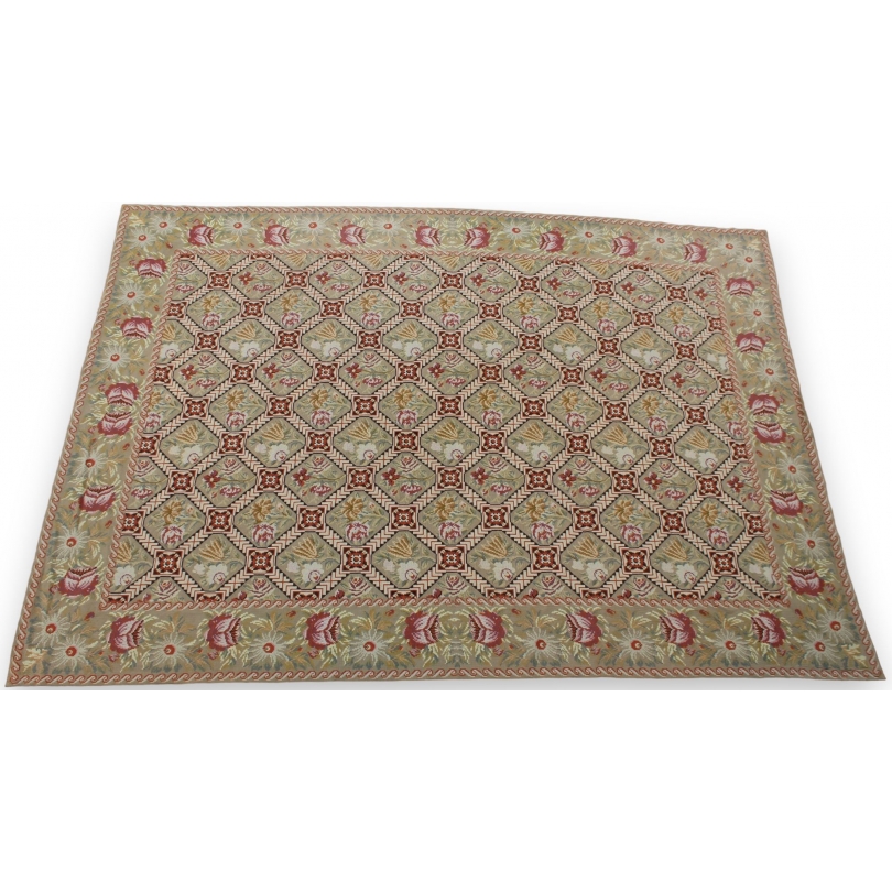 Tapis Arraiolos décor fleurs rose fond beige