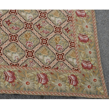 Tapis Arraiolos décor fleurs rose fond beige