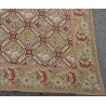 Tapis Arraiolos décor fleurs rose fond beige