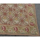 Tapis Arraiolos décor fleurs rose fond beige