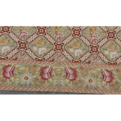 Tapis Arraiolos décor fleurs rose fond beige
