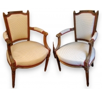 Paire de fauteuils Louis XVI chapeau de gendarme.