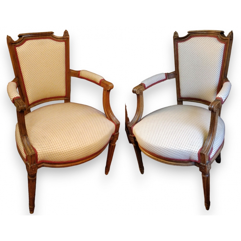 Paire de fauteuils Louis XVI chapeau de gendarme.