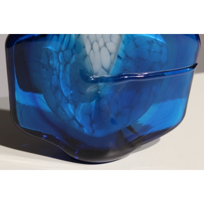 Vase en verre bleu et blanc signé MDINA 1987
