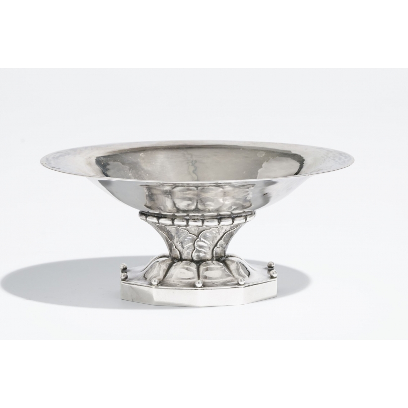 Coupelle ovale sur pied en argent par Georg JENSEN