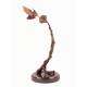 Colibri butinant une fleur en bronze