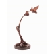 Colibri butinant une fleur en bronze