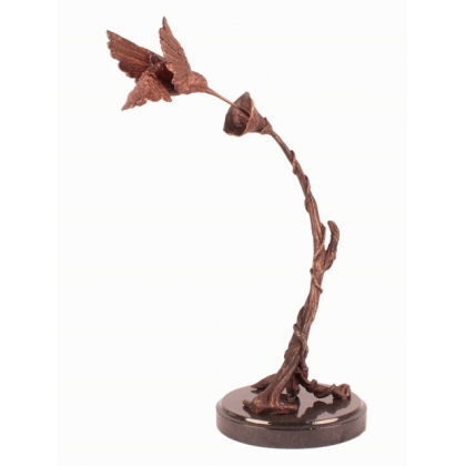 Colibri butinant une fleur en bronze