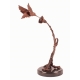 Colibri butinant une fleur en bronze