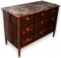 Commode Louis XVI. Dessus marbre rouge.