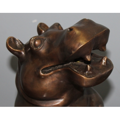 Hippopotame assis en bronze