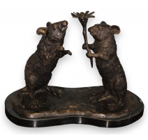 Couple de rats portant une fleur en bronze