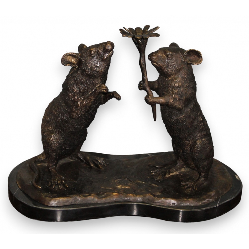 Couple de rats portant une fleur en bronze