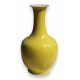 Vase en porcelaine jaune