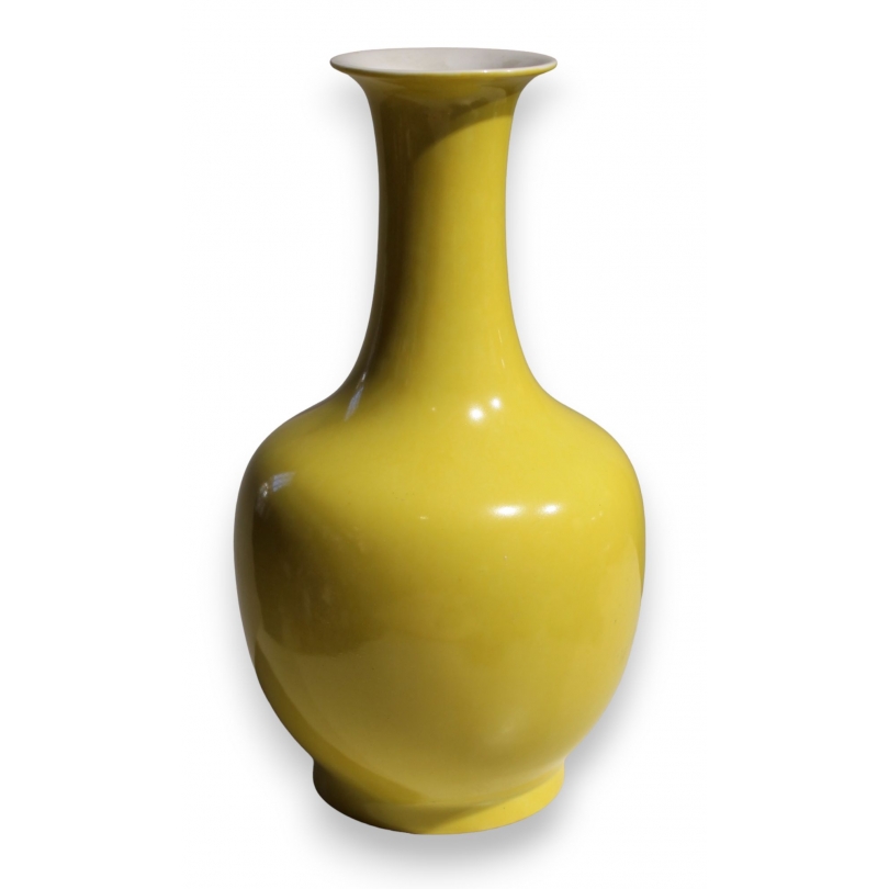 Vase en porcelaine jaune