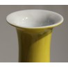 Vase en porcelaine jaune