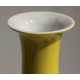 Vase en porcelaine jaune