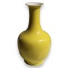 Vase en porcelaine jaune