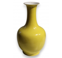 Vase en porcelaine jaune