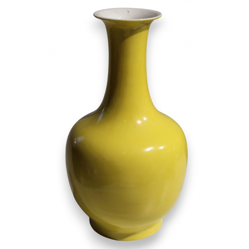 Vase en porcelaine jaune