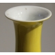 Vase en porcelaine jaune