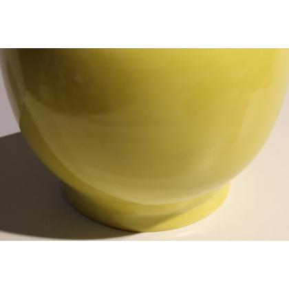 Vase en porcelaine jaune